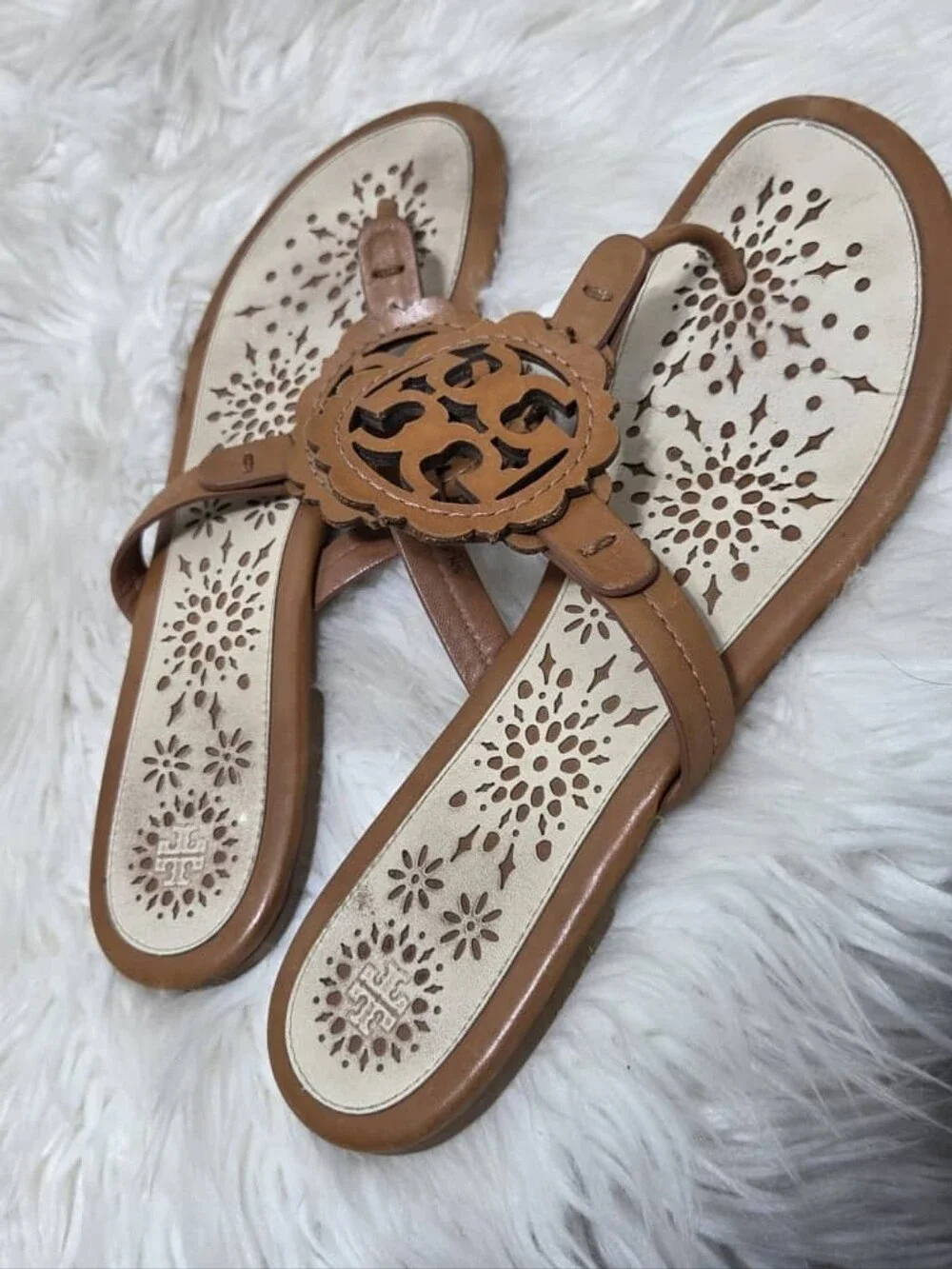 Tory Burch Miller Leather Scallop Logo Flat  Sandal Thong Tan/Cream Size 9M $225